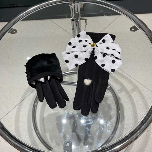 guanti di lana firmati per donna moda guanti a forma di cuore peluche anello falso design ragazza cinque dita guanti regalo invernale scatola inclusa