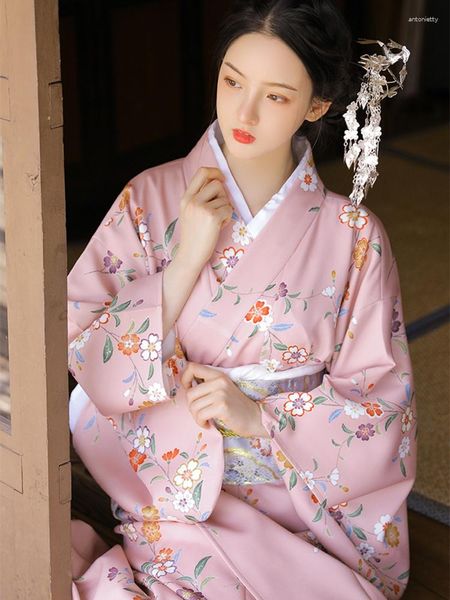 Ethnische Kleidung, japanischer Stil, langes Damenkleid, traditioneller Kimono, rosa Farbe, Blumendrucke, formelle Yukata-Cosplay-Pographie