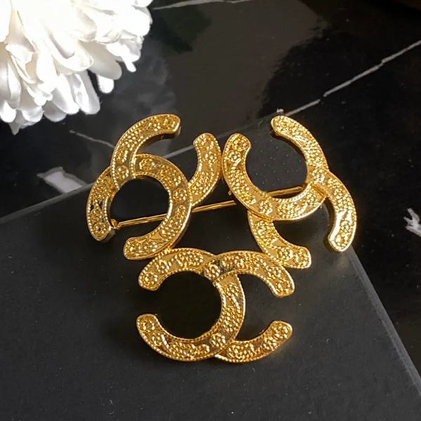 2023 Novo estilo designer marca carta broches banhado a ouro banhado a prata material de cobre vestido terno pinos geometria incrustada cristal pérola mulheres festa de casamento jóias