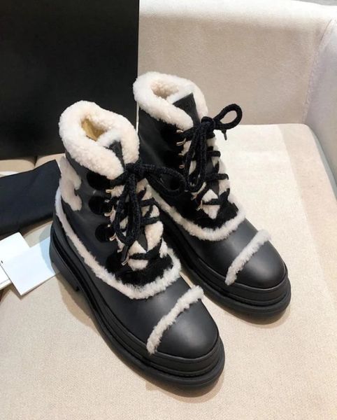 Chanelity Stivaletti da neve alla caviglia in lana Stivale da combattimento in shearling intrecciato Punta arrotondata Stringata Martin Block Stivaletti con tacco basso Designer di lusso