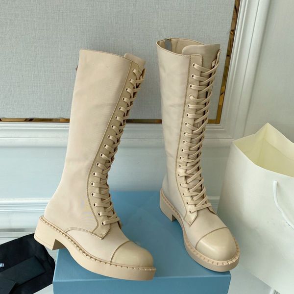 Botas de couro de nylon Botas de designer de luxo Mulheres Sapatos Patchwork Moda Clássico Salto Sapato Tornozelo Proteger Borda Plana Logo Triângulo de Cor Sólida