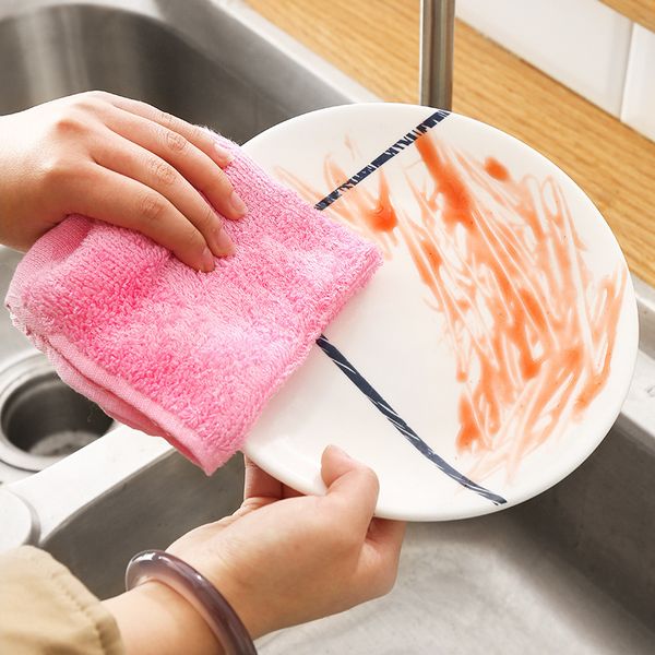Полотенце для мытья посуды и толстая тряпка из древесного волокна не жирные, а кухонные тряпки легко чистятся для домашнего использования.