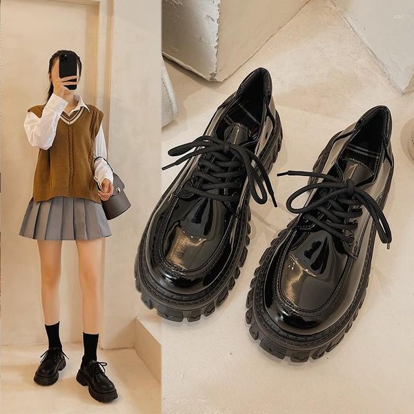 Scarpe eleganti 2023 Primavera suola spessa Versione coreana Punta tonda Piccola pelle per donna con allacciatura e gonna stile britannico