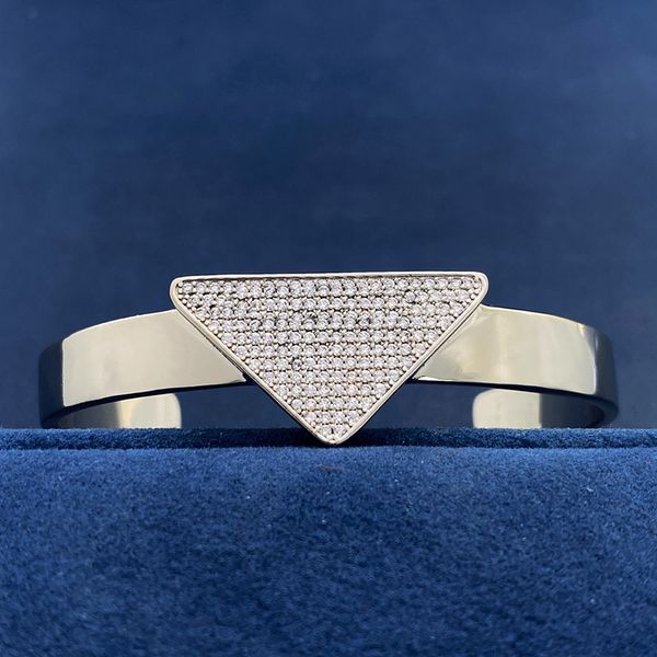 Charme de luxo feminino joias pulseira de prata logotipo triangular personalizado design de diamante completo moda e linda atmosfera de designer high end lady bracele