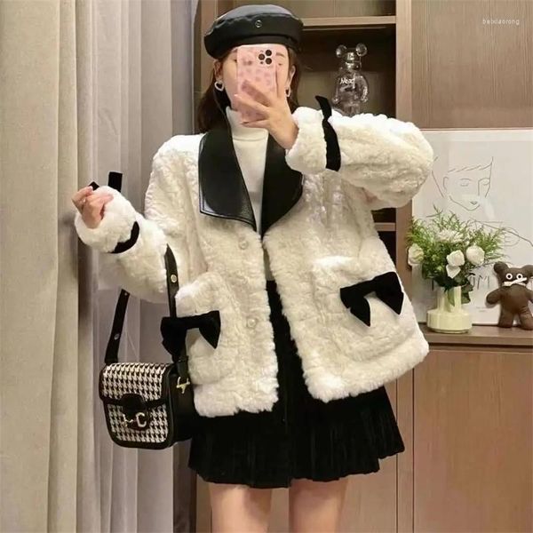 Abrigo corto de imitación blanco Kawaii de piel para mujer, moda coreana, chaqueta acolchada de lana de cordero con lazo, prendas de vestir exteriores gruesas y elegantes de lana para invierno