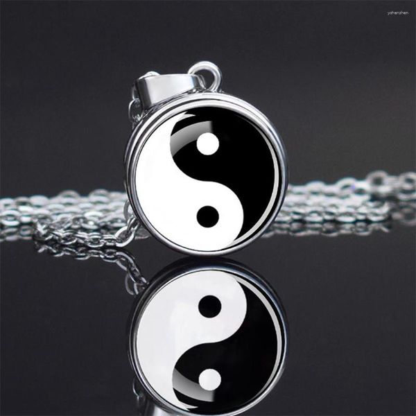Collane con ciondolo Collana con bottoni Yin Yang Taichi Cabochon in vetro bianco e nero Buddha Regalo neutro attraente alla moda
