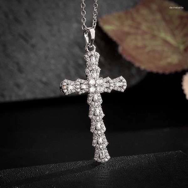 Collane con ciondolo Squisita collana di amuleti cristiani con croce di zirconi brillanti per uomini e donne, regali di gioielli di fidanzamento per matrimoni