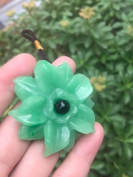 Anhänger Halsketten Natürliche Myanmar Eine handgeschnitzte Blume Grüne Jade Halskette Frauen Rose Anhänger Jadeit Schmuck