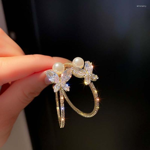 Серьги-кольца, корейские блестящие циркониевые жемчужные бабочки для женщин, модный дизайн, круглые круглые серьги C-образной формы, 2023, модные ювелирные изделия