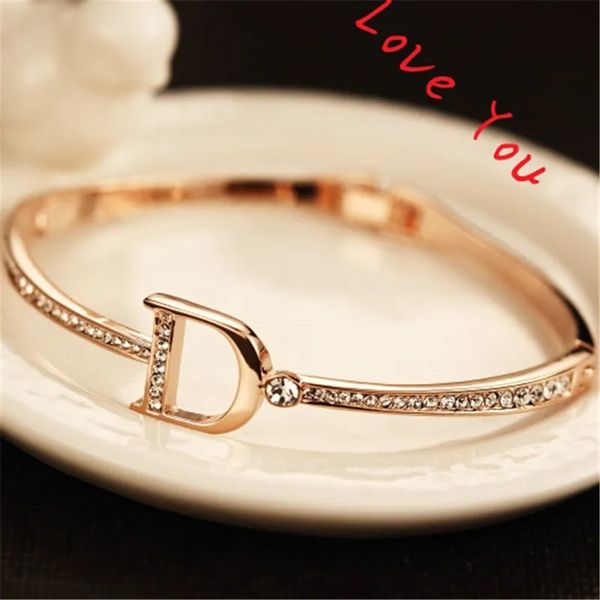 D-lettera Bracciale rigido Micro set Zircone in lega di zinco Bracciale squisito Moda Donna Gioielli di marca di lusso Donna Festa di nozze Regalo di San Valentino Accessori SPC