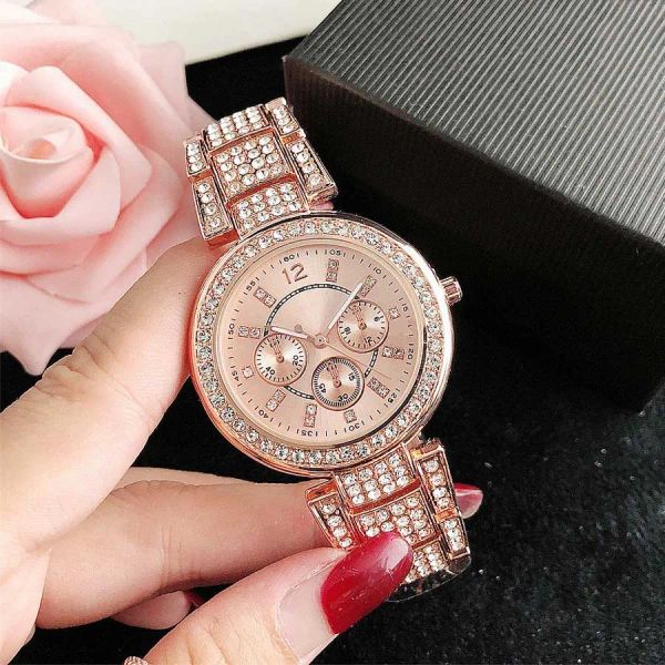 2023 orologi di marca di moda orologio digitale ragazza da donna cristallo diamante 3 quadranti stile metallo cinturino in acciaio orologio da polso al quarzo spedizione gratuita all'ingrosso