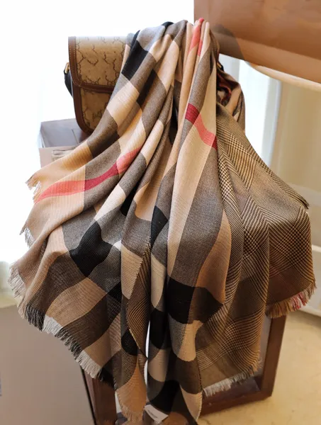 Nuove sciarpe di lusso Sciarpa di design Pashmina per sciarpe calde di lana Sciarpe classiche da donna e da uomo Avvolge Scialle lungo in lana di cashmere 174383