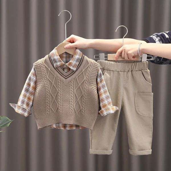 Комплекты одежды Модный комплект из вязаного свитера, жилета и рубашки с длинными рукавами для мальчиков со стильным клетчатым узором 230927