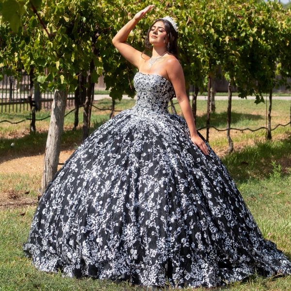 Abito da ballo senza spalline di lusso nero Abiti stile Quinceanera Perline Glitter di cristallo argentato Applique Abiti di pizzo Abiti da 15 anos Compleanno Lace-Up