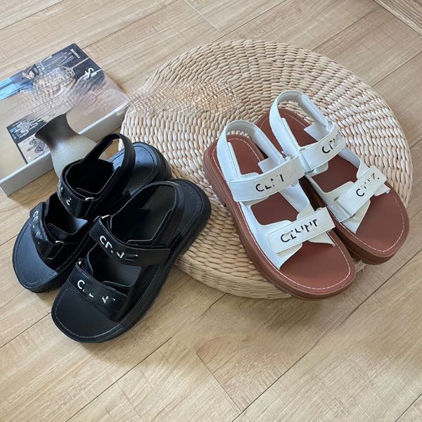 Sandali piatti di marca CE con lettera Scarpe da spiaggia colorate Scarpe firmate da donna con gancio e anello Primavera/Estate