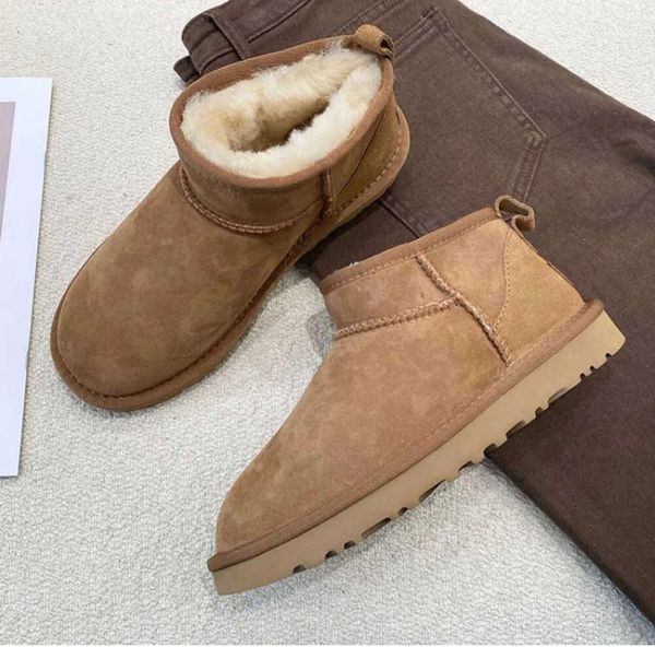 2023 Botas de Inverno Pele Ultra Mini Plataforma Senhoras Neve Real Lã de Carneiro Low-Cut Sapatos Quentes Homem e Mulheres Curto Super Mens Womens Ugges Botas Motion Design 358ess