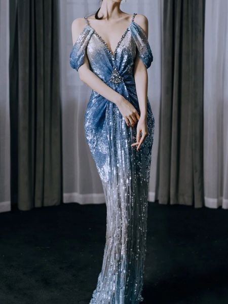 Trägerloses Pailletten-Meerjungfrau-Abendkleid mit tiefem V-Ausschnitt und Trompete, individuell für formelle Anlässe der Frau angepasst