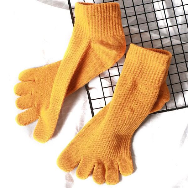 Calzini da uomo 5 paia da uomo corti con le dita dei piedi in cotone spesso stile giapponese Five Finger Sox Autunno Inverno che assorbe il sudore Business Solid