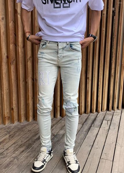 Jeans masculinos Chegada Moda Estilo Luz Cor Homem Rasgado Strass No Joelho Slim Stretch Patch Denim Calças Calças