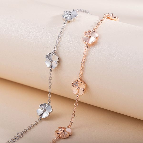 Bracciale a cinque fiori con erba a quattro foglie Versione coreana da donna INS Bracciale piccolo e semplice con fiori in oro rosa Coppia artigianale all'ingrosso