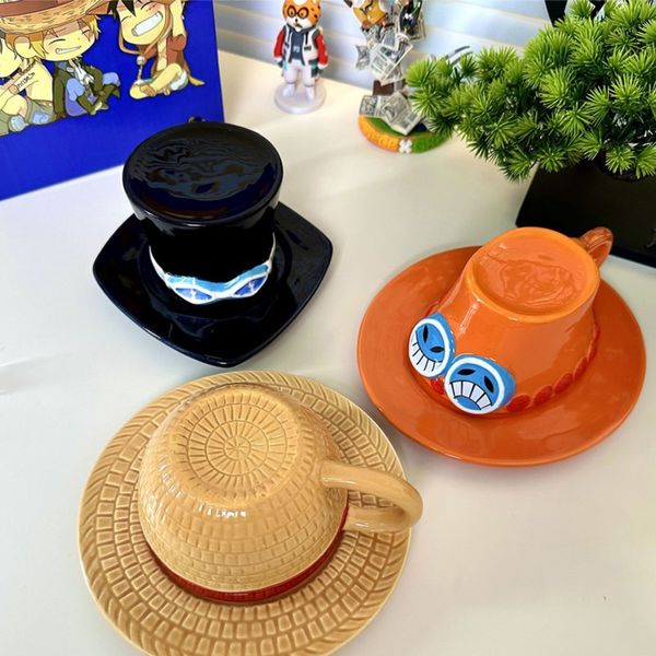 Oggetti decorativi Figurine Cartoon Anime One Pieces Cappello Design Tazza in ceramica Set Colazione Latte Tazza da caffè Sabot Luffy Ace Tappo Tazza da tè con piattino Bambini Adulti 230926