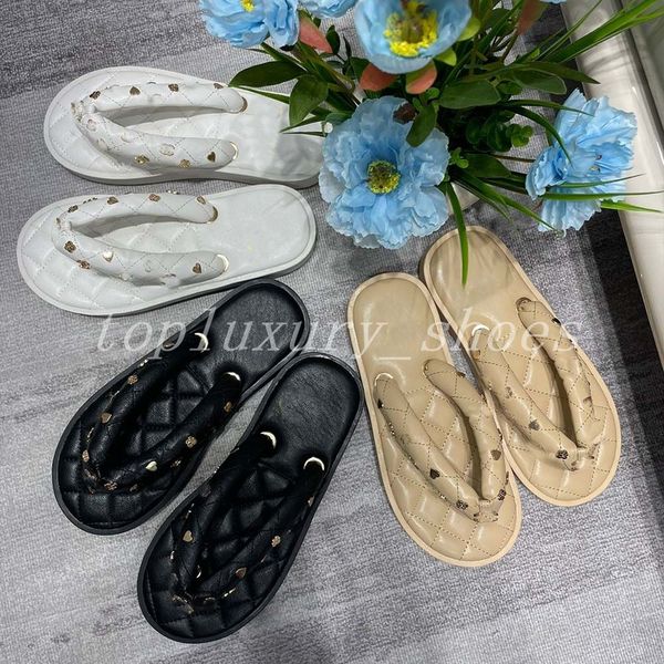 Designer-Hausschuhe für Damen, Sandalen, Metalldekoration, Flip-Flops, Karo, flache Strandschuhe, einfarbiges Design, klassische Mode, Hausschuhe