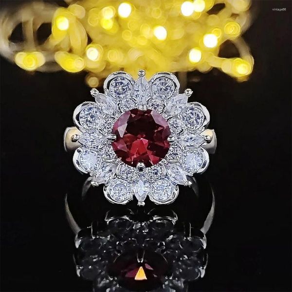 Fedi nuziali Lussuoso fiore di rubino Elegante bellissimo anello di diamanti con zirconi per le donne