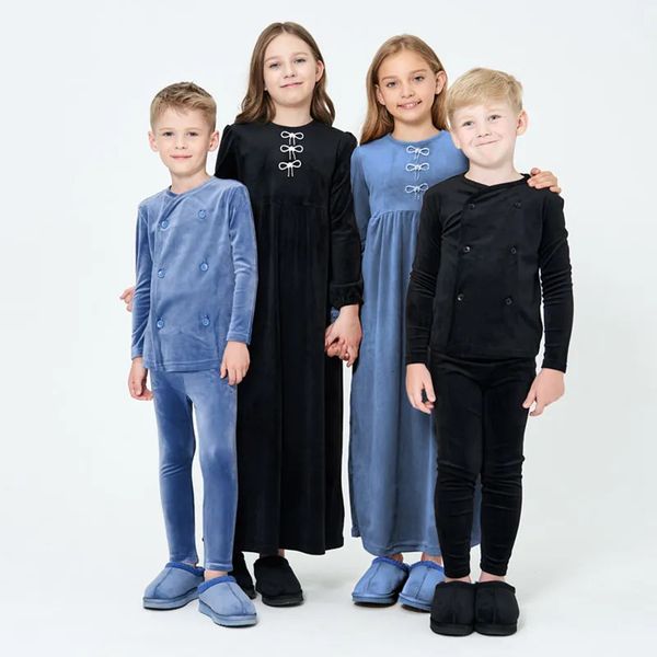 Aile Eşleşen Kıyafetler AP Cuma Gecesi Koleksiyonu Aile Eşleştirme Giyim Giyim Çocuklar Erkek Kızlar Bebek Teen Fashion Velor Solid Elbise Set Footie Giyim 230927