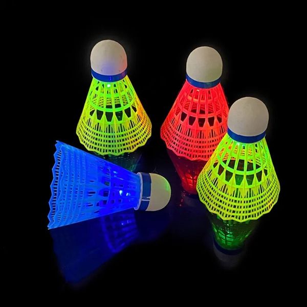 Bälle 4 Stück Nylon LED Badminton Federbälle Indoor Outdoor Sport Training für Ballspiel Tools Kit 230927