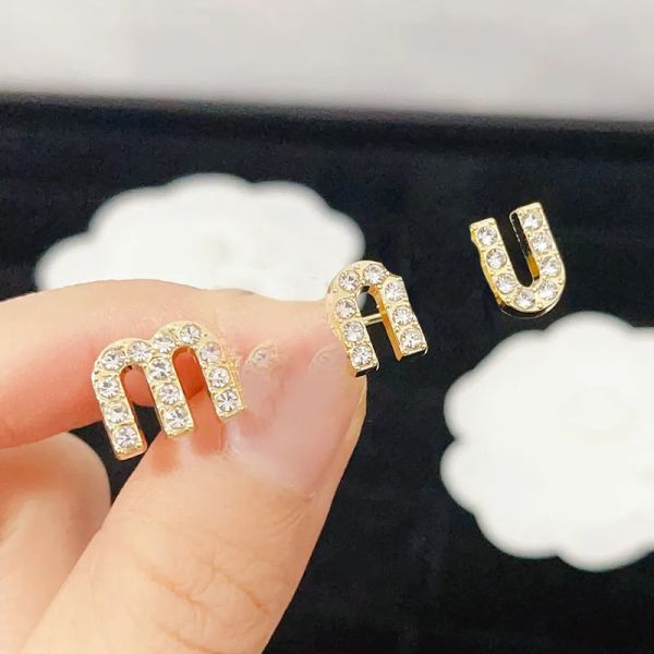 Mode Frauen Monogramm Brosche Designer Schmuck Broschen 18k Gold Frühjahr Neue Marke Pins Romantische Retro Straße Logo Brosche Mode Vielseitiges Geschenk