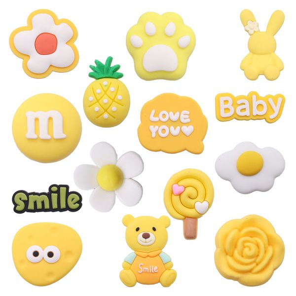 Atacado 100 peças amuletos de sapato de pvc amarelo chocolate coelho urso flor doce ajuste pulseiras sandálias decoração de sapatos