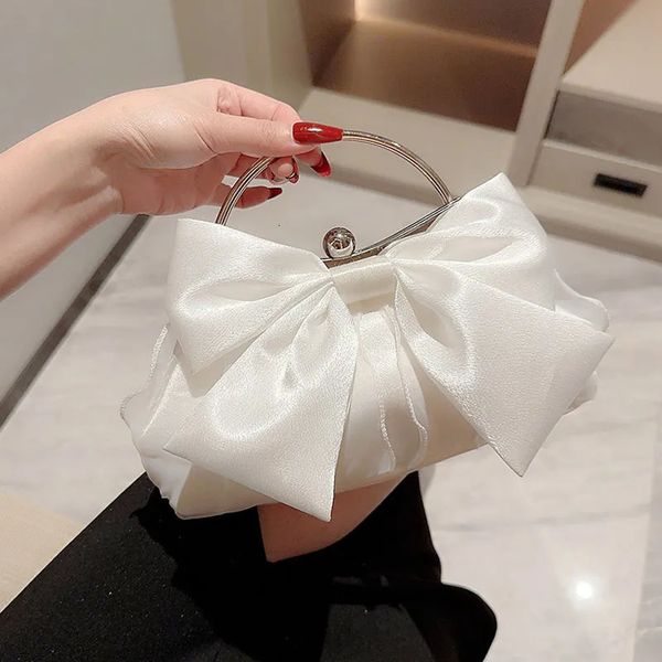 Borse da sera Borse da sera con fiocco in raso bianco Borse da sera con pochette con manico in metallo per le donne Borse da sposa con pochette da sposa Borsa a tracolla con catena 230927