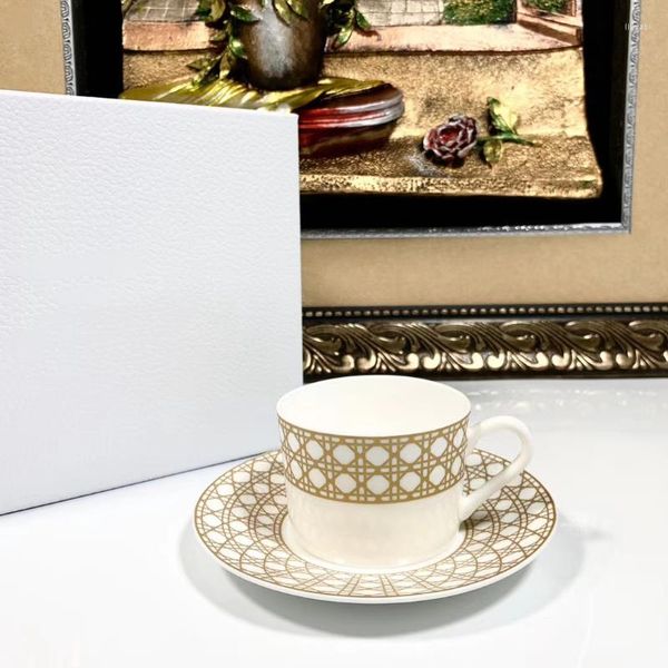 Conjuntos de café osso china rattan xícara de café arte cerâmica simples moderno reutilizável prato de chá europeu presentes de casamento taza drinkware