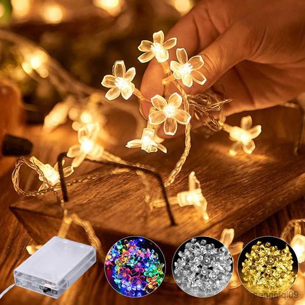 Luci per decorazioni natalizie Lucine a LED Ghirlanda di fiori di cristallo con fiori di ciliegio per decorazioni per feste di Natale al coperto