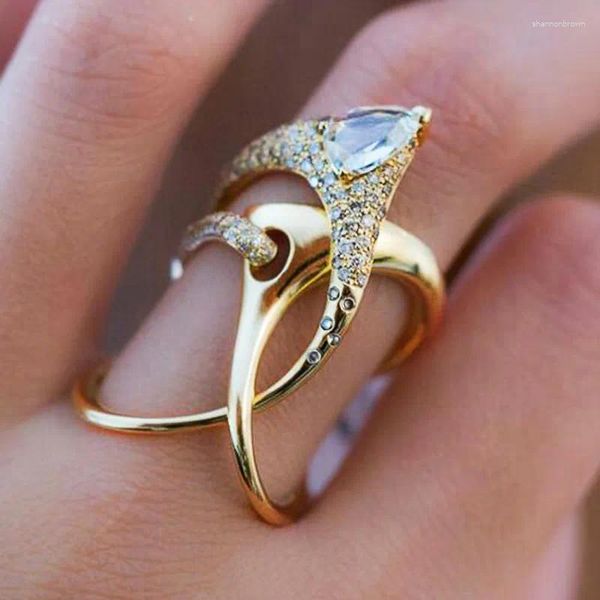 Cluster Ringe Luxus Unregelmäßige Magische Hexe Ring Super Cool Zubehör Gadget Goldene Twist Wicklung Frauen Schmuck Persönlichkeit