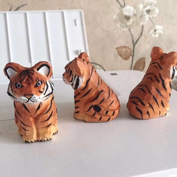 Statuette decorative Simpatico ciondolo tigre in legno intagliato mini regalo di compleanno colorato a mano