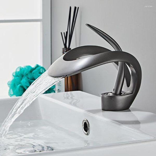 Mutfak muslukları yaratıcı tek delikli şelale tarzı lavabo musluk ve soğuk banyo dolabı tüm bakır ev