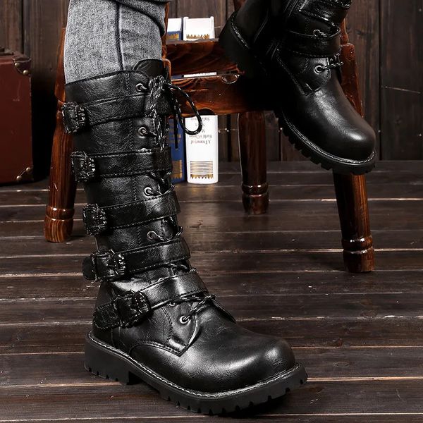 Stiefel Große GrößeHerren Leder Motorrad Stiefel Mitte der wade Militär Kampf Stiefel Gothic Gürtel Punk Stiefel Männer Schuhe Taktische Armee Boot 230928