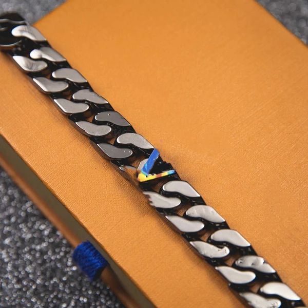 Letra colorida V Ljia Pulseira de aço de tungstênio Pulseiras de fivela de aço Moda unissex Charm Bracelet bijoux cjewelers Fornecimento de corrente de aço inoxidável de alta qualidade
