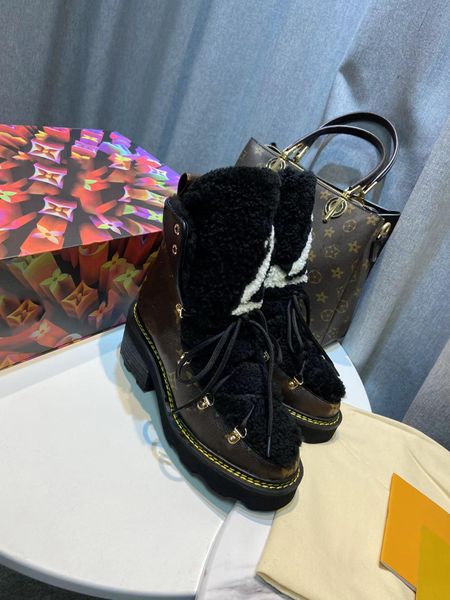 Novas botas de luxo designer estilo das mulheres botas curtas inverno moda sola grossa lã de cordeiro quente botas martin grande 35-42 com caixa