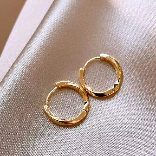 Brincos clássicos de ouro 18k joias da moda Brincos de argola Brincos de designer Material de liga de titânio Brincos simples e versáteis para mulheres meninas presentes de casamento para festas