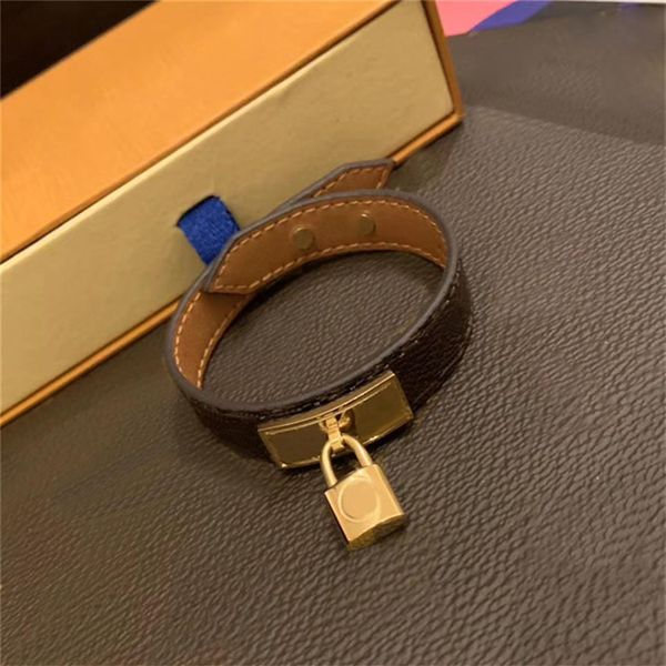 Bracciale classico in pelle PU marrone piatto alla moda con braccialetti con ciondolo con testa di bloccaggio in metallo in confezione regalo SL06262l