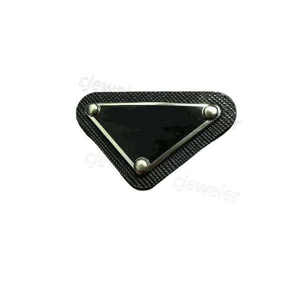 2.8 * 4.6cm Broche Triângulo de Couro Metal Feminino letra P Logotipo do triângulo invertido Broches site oficial o mesmo estilo Terno Alfinete de lapela Acessórios de joias da moda
