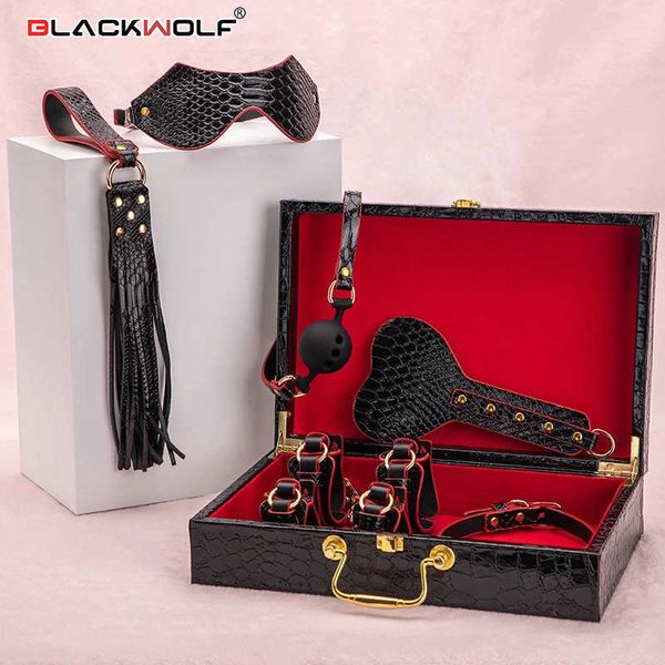 Articoli di bellezza BLACKWOLF BDSM Letto Bondage Set Schiavo PU Manette in pelle Collare Frusta Bavaglio Prodotto adulto Giocattoli sexy Kit per donne Coppie Gay