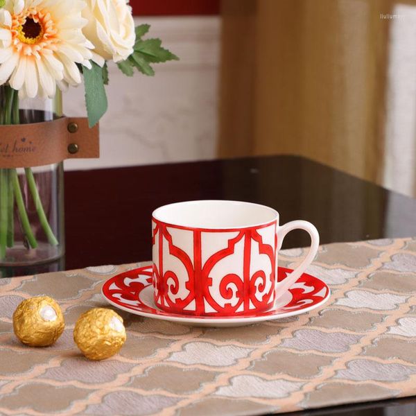 Tazas y platillos de porcelana de hueso europeo con café de porcelana de lujo, taza de té con leche, juego de platillos, vajilla elegante, regalos de boda y cumpleaños