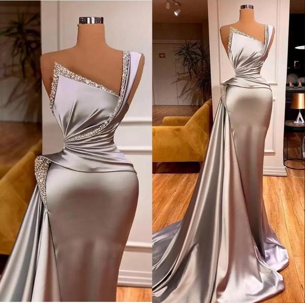 2022 Silberne Abendkleider mit Kristallsatin, One-Shoulder-Meerjungfrau-Abschlussballkleid, maßgeschneiderte Rüschen, formelle Robe De Soiree