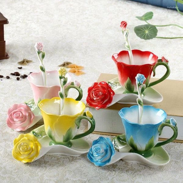 Tazze Piattini Grazioso caffè rosa dipinto a mano con set di porcellana smaltata di lusso Tazza da tè Piattino Cucchiaio Stoviglie Regalo di nozze unico