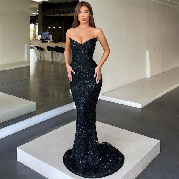 Glitzer schwarzer Meerjungfrau Abendkleider 2023 trägerloser V Hals glänzender Bodycon Dubai Prom Kleid Arabien Rückenlose Braut Partykleider