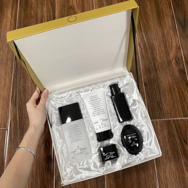 Camellia Neue Version Toner von Hautpflegeprodukten Fünfteiliges Set Reinigungswassercreme Augencreme Feuchtigkeitsspendendes Geschenkbox-Serum
