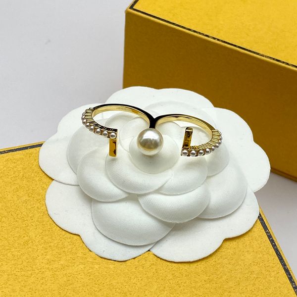 Anello di design per donna Anelli doppi da donna Anello simmetrico con perle grandi Anelli per coppie Designer di lusso Doppia lettera in oro 2301044QS